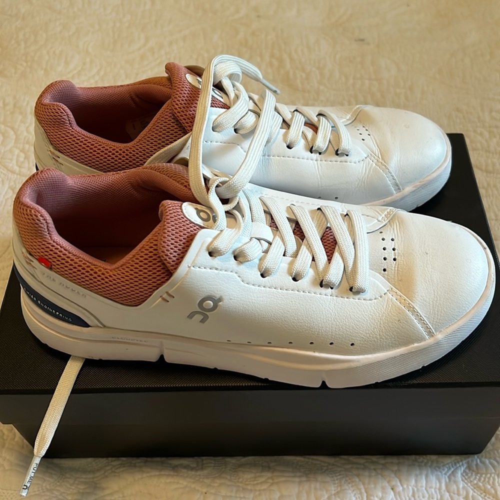 Size 7 ON The Roger White & Pink Sneaker